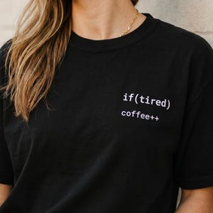 コーディング ロジック ユーモア ギフト コーヒー中毒 刺繍入りポケットスタイルシャツ プログラマーライフ トップ ソフトウェアエンジニア 卒業祝い Web開発 アート