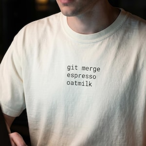 Maglietta Git Merge Espresso Latte d'avena Programmatore Regalo Caffè Ingegnere del software Abbigliamento Codificatore Regalo di compleanno Sviluppatore web Abbigliamento Maglietta tecnica