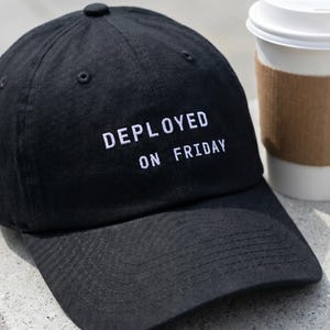 Cappello da ingegnere DevOps regolabile / Meme "Deployed On Friday" / Regalo per il caos delle release CI/CD per i team di sviluppo software delle startup - Umorismo sulla cultura Dev