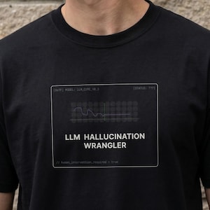以下が含まれることがあります： 「LLM HALLUCINATION WRANGLER」のテキストが入ったグラフィックが特徴の黒いTシャツ。グラフィックにはデータ視覚化と「// human_intervention_required = true」のテキストが含まれています。このシャツは柔らかい素材で作られています。