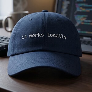 Casquette drôle de codeur Cela fonctionne localement | Casquette brodée cadeau programmeur | Ingénieur logiciel Anniversaire Développeur Papa Chapeau Tech Humour