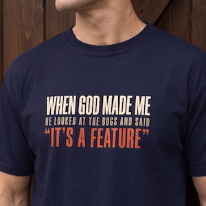 Camiseta engraçada "Deus me fez" para Engenheiro de QA, SDET, Testador de Software | Camiseta de Programação para Product Owner | Presente para Scrum Master e Gerente de Releases