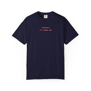 Camiseta de ingeniería de software / Camiseta de refactorización de código / Regalo de graduación para arquitecto de sistemas / Regalo de cumpleaños para soporte técnico de TI / Pánico por sistema roto True Navy