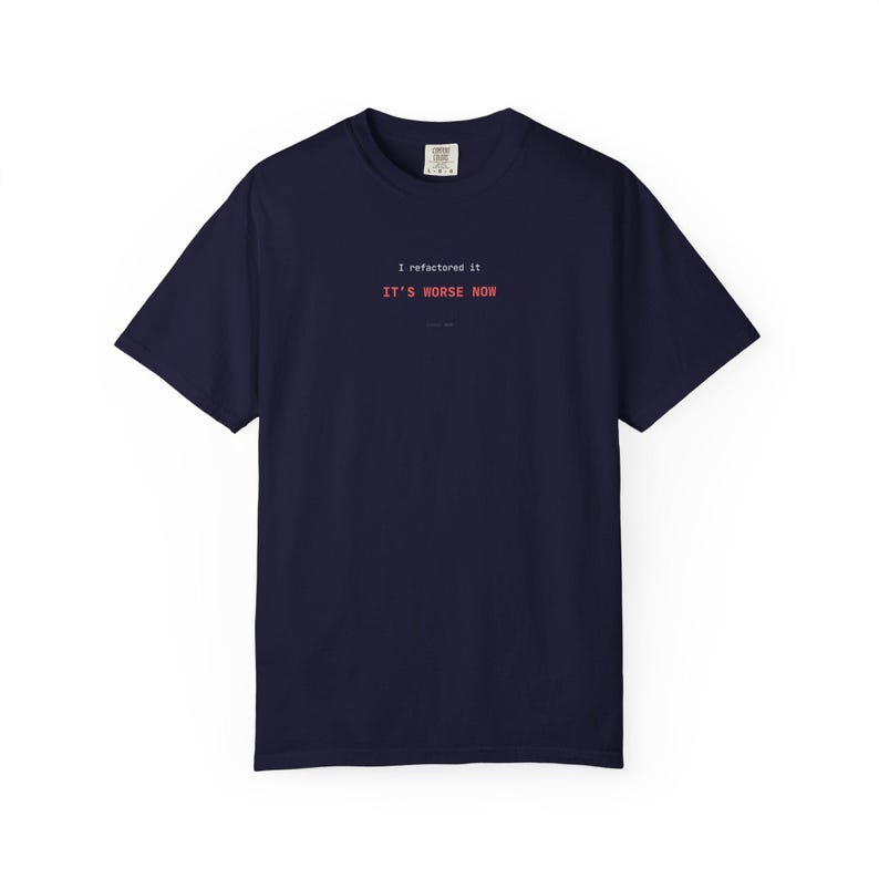 Camiseta de ingeniería de software / Camiseta de refactorización de código / Regalo de graduación para arquitecto de sistemas / Regalo de cumpleaños para soporte técnico de TI / Pánico por sistema roto True Navy