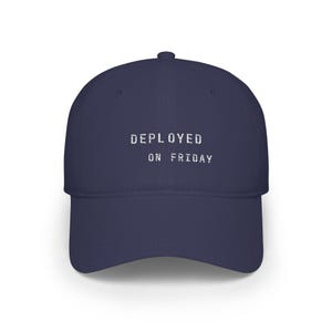 Boné ajustável para Engenheiro DevOps | Meme "Implantado na Sexta-feira" | Presente para equipes de software de startups com temática de caos de lançamentos CI/CD | Humor sobre cultura de desenvolvimento Dark Navy