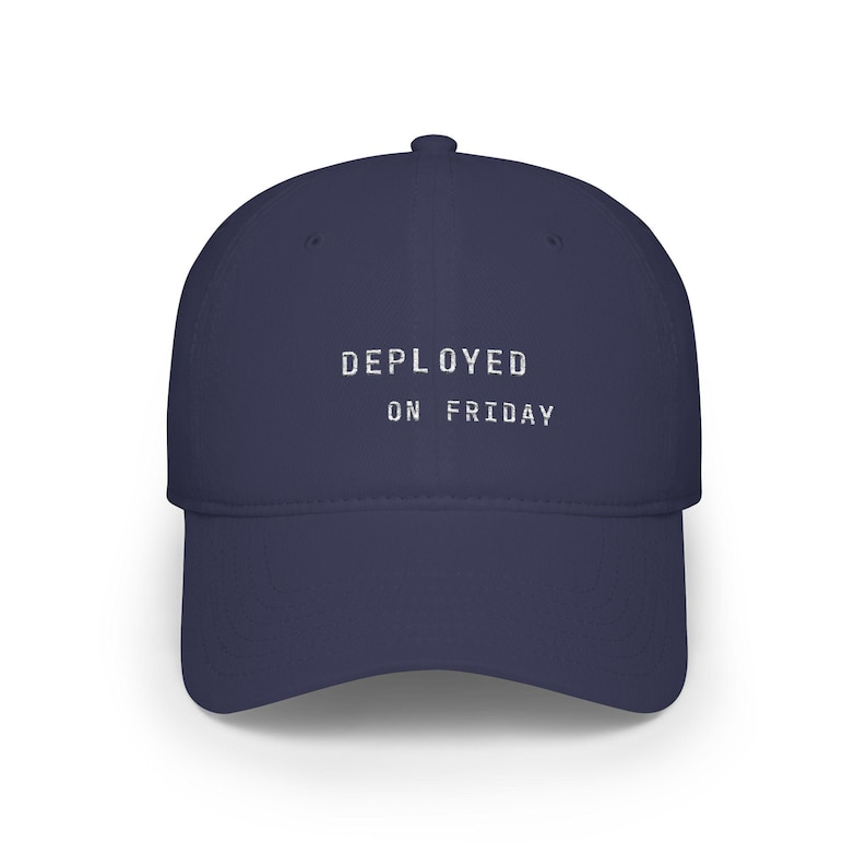 Boné ajustável para Engenheiro DevOps | Meme "Implantado na Sexta-feira" | Presente para equipes de software de startups com temática de caos de lançamentos CI/CD | Humor sobre cultura de desenvolvimento Dark Navy