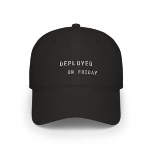 Boné ajustável para Engenheiro DevOps | Meme "Implantado na Sexta-feira" | Presente para equipes de software de startups com temática de caos de lançamentos CI/CD | Humor sobre cultura de desenvolvimento Black