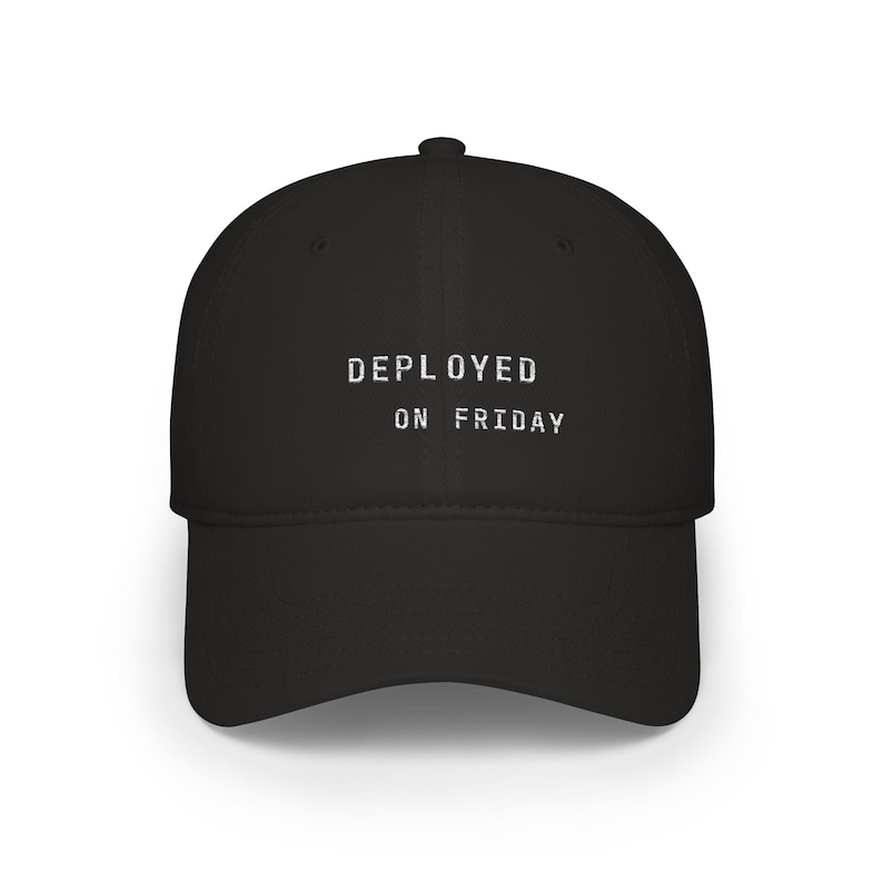 Boné ajustável para Engenheiro DevOps | Meme "Implantado na Sexta-feira" | Presente para equipes de software de startups com temática de caos de lançamentos CI/CD | Humor sobre cultura de desenvolvimento Black