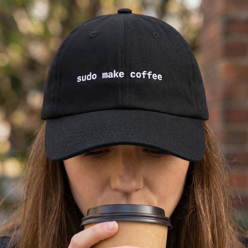 Pu&ograve; includere: Cappellino da baseball nero con la scritta ricamata "sudo make coffee" in bianco. Il cappellino &egrave; realizzato in un materiale morbido e ha una visiera curva. Il cappello &egrave; uno stile classico, adatto all'uso quotidiano.