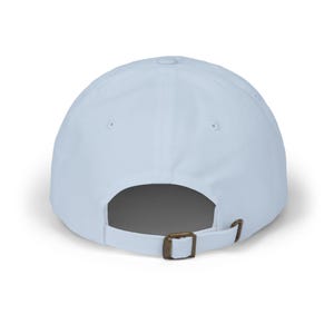 Puede incluir: Gorra de b&eacute;isbol azul claro con visera curva. La parte trasera de la gorra tiene una correa ajustable con hebilla met&aacute;lica. La gorra est&aacute; hecha de una tela suave y duradera.