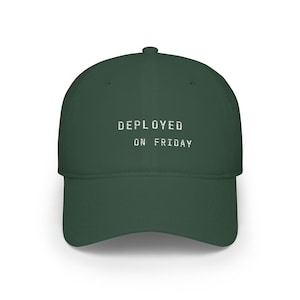 Boné ajustável para Engenheiro DevOps | Meme "Implantado na Sexta-feira" | Presente para equipes de software de startups com temática de caos de lançamentos CI/CD | Humor sobre cultura de desenvolvimento Dark Green