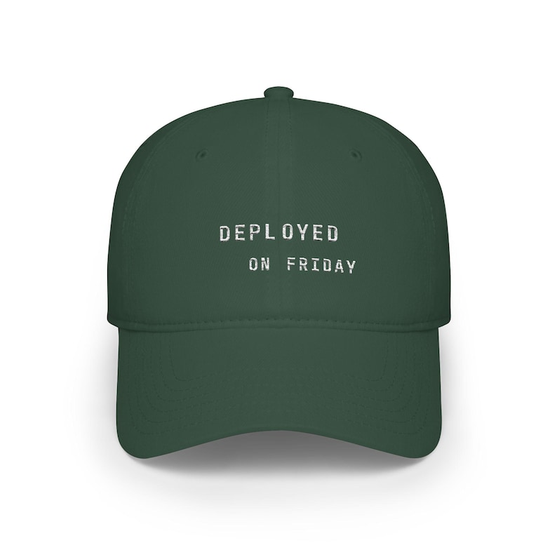 Boné ajustável para Engenheiro DevOps | Meme "Implantado na Sexta-feira" | Presente para equipes de software de startups com temática de caos de lançamentos CI/CD | Humor sobre cultura de desenvolvimento Dark Green