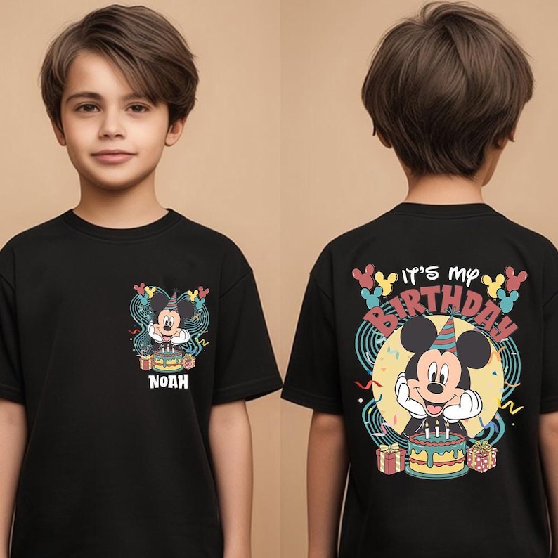 Puede incluir: Camiseta negra con dise&ntilde;o de Mickey Mouse de cumplea&ntilde;os en la parte delantera y trasera. La parte delantera presenta el nombre "NOAH". La parte trasera tiene el texto "It's my birthday" con una ilustraci&oacute;n m&aacute;s grande de Mickey Mouse.