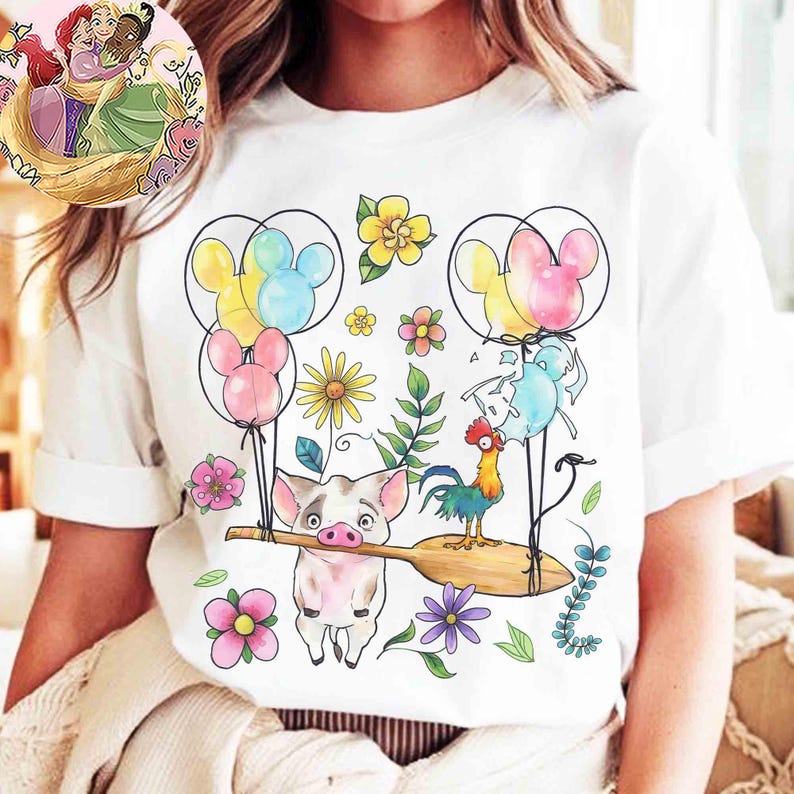 K&ouml;nnte beinhalten: Wei&szlig;es T-Shirt mit einer farbenfrohen Grafik von Zeichentrickfiguren, Blumen und Mickey Mouse-f&ouml;rmigen Ballons. Das Design umfasst ein Schwein, das ein Holzpaddel tr&auml;gt, einen Hahn und verschiedene florale Elemente.