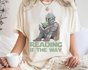 Retro Reading The Way Png, Vintage Star Wars The Mandalorian Png, Disni Star Wars Png, Lese Png, Buchliebhaber Png, Download der digitalen Datei