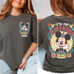 Puede incluir: Un juego de tres tazas de cer&aacute;mica con un acabado mate moteado. Cada taza presenta un color diferente: azul claro, crema y gris. Las tazas tienen un dise&ntilde;o simple y moderno y un asa c&oacute;moda.