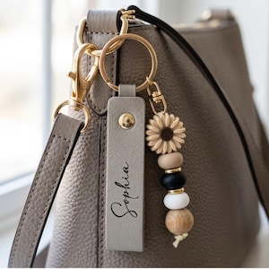 Porte-clés en cuir personnalisé avec pendentif marguerite et breloque fleur, cadeau d'anniversaire pour les demoiselles d'honneur, cadeau idéal pour les amies