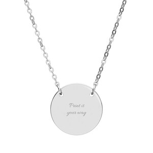 Op de afbeelding: Een zilverkleurige ketting met een ronde hanger. De hanger heeft de gegraveerde tekst "Print it your way". De ketting heeft een delicate schakelstijl.