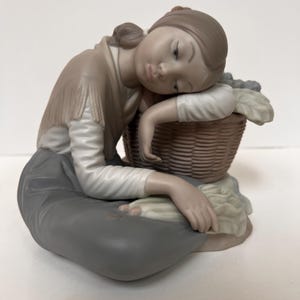 Lladro 1986 PENSIONERAD "Little Green Specer" 1087 Flicka Lutande På Korg Figurin Design