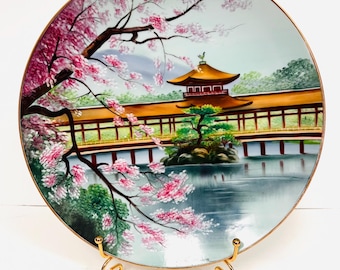 Antyczny japoński talerz porcelanowy Yamato China, ręcznie malowany złoty pawilon Kinkaku-ji z kwiatami wiśni