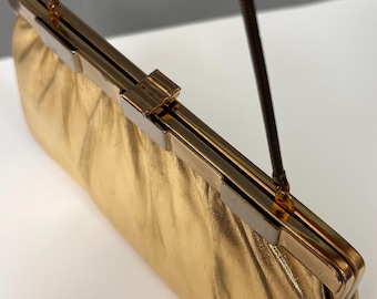Clutch vintage dourada plissada para noite, estilo anos 1960, da marca Cockrall, com armação em metal misto, tamanho A/L (Harry Levine, EUA).
