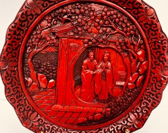 Plato antiguo chino de laca tallada estilo cinabrio “El matrimonio”, serie Doncella Pavo Real, 1981, color rojo chinoiserie.