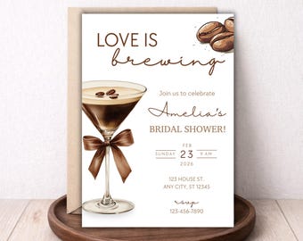 Invitación "Love Is Brewing" / Baby Shower o despedida de soltera con temática de café / Copa de martini o champán / Plantilla editable de Canva