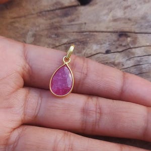 Pingente artesanal em ouro 18K com rubi: Colar com pingente de rubi