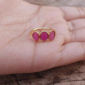 22k vergulde, natuurlijke robijn volledige eeuwigheidsring – ovale rode edelsteen stapelband