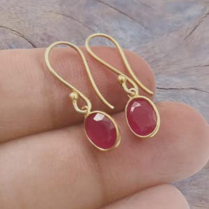 Pendientes colgantes de rubí hechos a mano: Pendientes colgantes de plata de ley chapados en oro de 22 quilates.