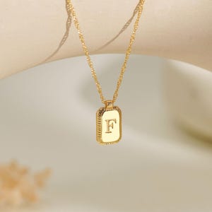 Collar con inicial personalizada en oro, colgante con letra grabada a medida, collar con inicial tipo sello, joyería minimalista, regalo de cumpleaños, regalo para mamá.