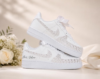 Custom bruiloft sneakers voor bruid, gepersonaliseerde bruidsschoenen, witte custom Air Force geïnspireerde sneakers, bruid cadeau, schoenen bruiloft receptie