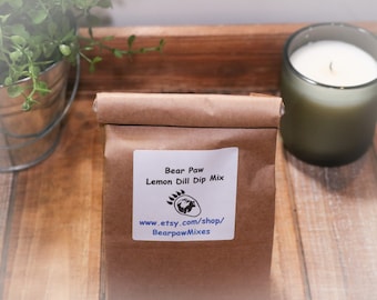 Peut inclure: Un sac en papier brun avec une étiquette blanche sur laquelle est inscrit "Bear Paw Lemon Dill Dip Mix" et "www.etsy.com/shop/BearpawMixes".