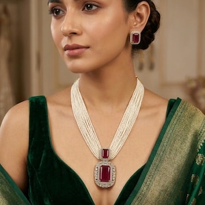 Collana a più fili con rubini e perle, ciondolo elegante e raffinato ispirato a Sabyasachi, perfetto per matrimoni e occasioni speciali, un regalo ideale per lei.