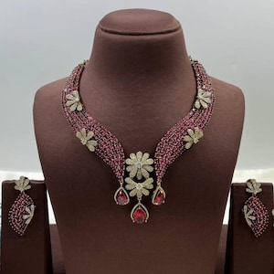 Chokerset met dieproze kristallen bloemen | Statement bruidssieraden, prachtige robijnroze statementketting en oorbellen met bloemen in gouden afwerking