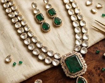 Koninklijke Sabyasachi-geïnspireerde Polki Kundan & Smaragd dubbellaagse Haram-set, Indiase bruidssieraden.