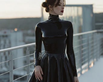 Mini abito da skater in lattice di gomma nero da donna con collo alto e abbigliamento fetish da discoteca
