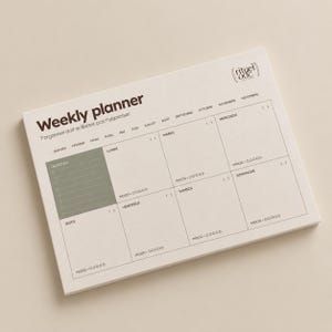 Peut inclure: Un bloc-notes hebdomadaire rectangulaire avec un fond crème et du texte brun foncé. Il comprend une section verte pour les objectifs, des colonnes quotidiennes du lundi au dimanche et des suivis d'humeur. Le haut affiche Weekly planner et rituel odc.