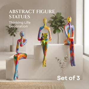 Pode incluir: Conjunto de 3 estátuas de figuras abstratas. Cada estátua retrata uma figura sentada numa pose única, pintada com uma mistura de azul, laranja, amarelo e vermelho. As estátuas são projetadas para decoração de casa.