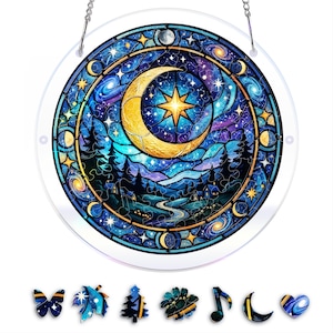 Puede incluir: Una ventana redonda de vidrieras con un diseño celestial. La obra representa una luna creciente dorada y una estrella, rodeadas de un cielo estrellado, árboles y un río sinuoso. La ventana está enmarcada en un borde transparente e incluye amuletos decorativos.