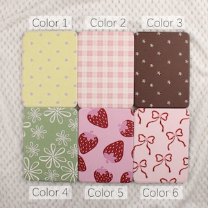 Puede incluir: Seis art&iacute;culos rectangulares con diferentes patrones y colores. La fila superior presenta un fondo amarillo con corazones morados, un patr&oacute;n de cuadros rosa y blanco y un fondo marr&oacute;n con estrellas blancas. La fila inferior muestra un dise&ntilde;o floral verde, fresas rosas y lazos rosas.