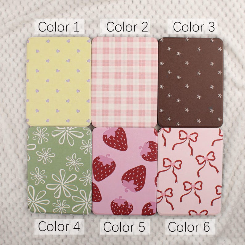 Puede incluir: Seis art&iacute;culos rectangulares con diferentes patrones y colores. La fila superior presenta un fondo amarillo con corazones morados, un patr&oacute;n de cuadros rosa y blanco y un fondo marr&oacute;n con estrellas blancas. La fila inferior muestra un dise&ntilde;o floral verde, fresas rosas y lazos rosas.