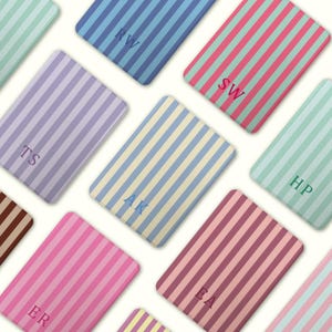 Funda Kindle extraíble a rayas personalizada con correa, cubierta con iniciales personalizadas para Kindle 11.º y 12.º, Kobo Clara, regalo con monograma colorido