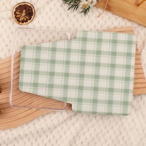 Puede incluir: Un letrero de madera rústica con el texto "Welcome to our home" en letras blancas. El letrero presenta un acabado envejecido y un diseño simple y acogedor, ideal para un porche o entrada.