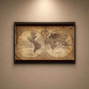 Puede incluir: Un mapa del mundo enmarcado de estilo antiguo con un fondo de pergamino en tonos sepia y dos hemisferios circulares. El texto en la parte superior dice A MAP OF THE WORLD. El mapa muestra contornos continentales detallados, latitudes y océanos.