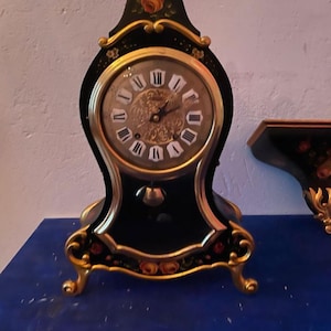 Reloj de repisa Zenith vintage de los años 50 con soporte de pared original, mecánico, de mediados de siglo, en funcionamiento.