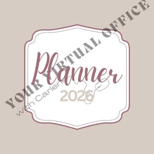 Może przedstawiać: Okładka planera z białą, dekoracyjną ramką i bordowym obramowaniem. Słowo "Planner" jest napisane kursywą, z rokiem "2026" poniżej. Tekst "YOUR VIRTUAL OFFICE" jest wydrukowany po przekątnej.