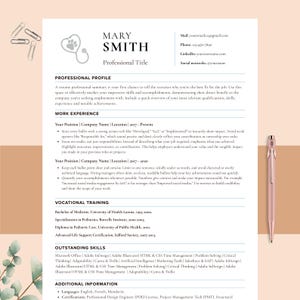 Puede incluir: Una plantilla de currículum vitae con el nombre "MARY SMITH" en la parte superior, seguida de secciones para el perfil profesional, experiencia laboral, formación profesional, habilidades e información adicional. Un bolígrafo dorado rosa descansa a la derecha.