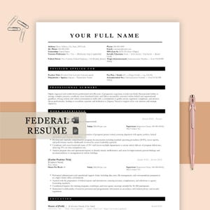 Könnte beinhalten: Eine Lebenslaufvorlage mit den Worten "YOUR FULL NAME" oben. Das Dokument enthält Abschnitte für Kontaktinformationen, die angestrebte Position, die berufliche Zusammenfassung, die Berufserfahrung und die Ausbildung. Ein roségoldener Stift liegt auf der rechten Seite.