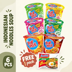 Può includere: Sei tazze di noodles istantanei Pop Mie in vari gusti tra cui Soto Ayam, Kari Ayam, Ayam Bawang e Baso, insieme a due tazze aperte che mostrano noodles cotti e una confezione aggiuntiva di Indomie Mi Goreng con l'illustrazione di un uovo.
